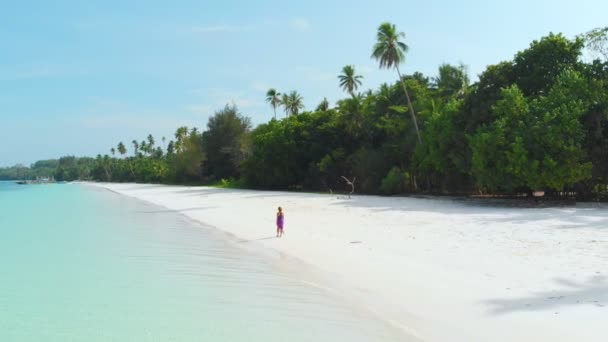 Женщина Ходит Белому Песку Пляжу Бирюзовой Воды Тропического Побережья — стоковое видео