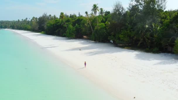 Kvinna Promenader Vit Sand Strand Turkos Vatten Tropisk Kust — Stockvideo