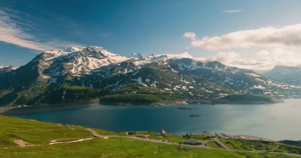 Bergtoppen Smaragdgroen Alpenmeer Met Bewegende Wolken Italiaanse Alpen — Stockvideo