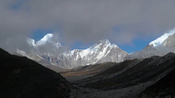 Movimiento Nubes Contra Fondo Las Montañas Del Himalaya — Vídeos de Stock
