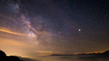  Alplerde Gece Gökyüzü, Zamanda Hızla Hızlanan Samanyolu Yıldızları Dağların Üzerinde Dönüyor 