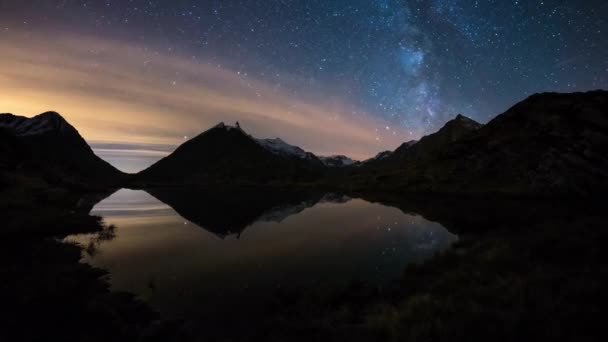 Céu Noturno Nos Alpes Tempo Lapso Láctea Estrelas Girando Sobre — Vídeo de Stock