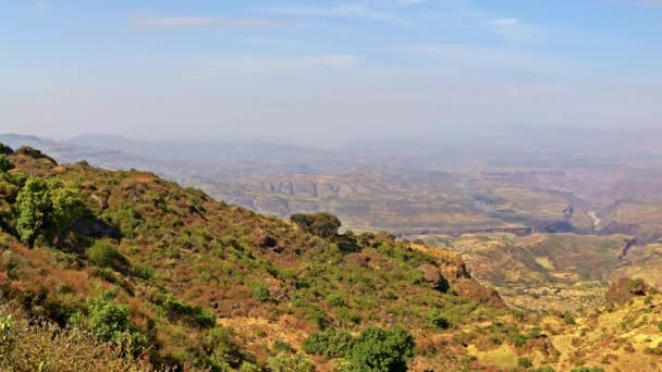 エチオピア平野のパノラマとシミエン山脈からの亀裂の谷エチオピアアフリカ — ストック動画