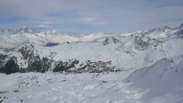 Panoramablick Auf Schneebedeckte Berge — Stockvideo