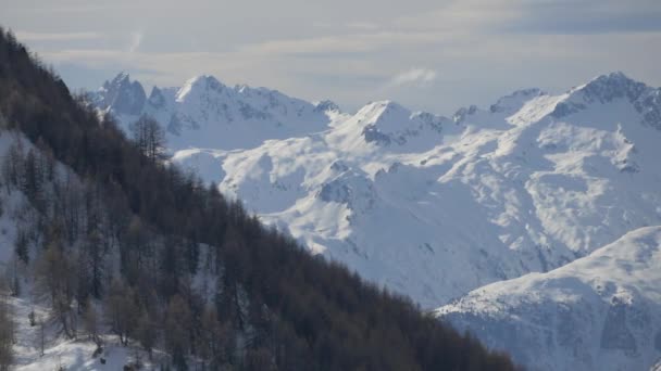 Panoramiczny Widok Góry Pokryte Śniegiem — Wideo stockowe