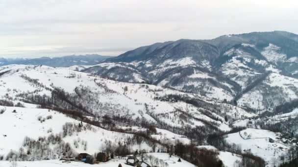 Невелике Село Зимових Горах Взяті Безпілотного Фотоапарата — стокове відео