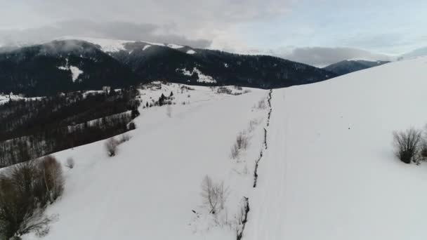 Невелике Село Зимових Горах Взяті Безпілотного Фотоапарата — стокове відео