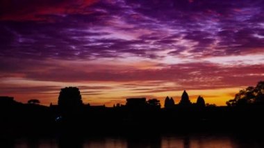 Angkor Wat ana cephe siluetinde gün doğumu süresi doluyor. Kamboçya 'daki dünyaca ünlü tapınak 