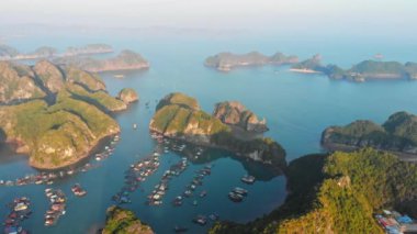Cat Ba Adası 'nda gün batımı bulutsuz gökyüzü ve yeni turizm beldesi Halong Körfezi Vietnam ile birlikte plaj.