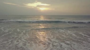 Plajda Günbatımı - Denizin Üzerinde Altın Gün Batımının Huzurlu Idyllic Sahnesi, Dalgalar Yavaşça Sıçrıyor