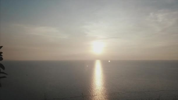 ビーチでの夕日 海の上に黄金の夕日の静かな牧歌的なシーン 波がゆっくりと飛び出す — ストック動画
