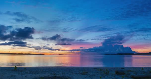 熱帯のビーチと海の上に沈む夕日カラフルな空雲ヤシの木 — ストック動画