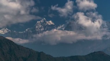 Bulutlar Himalaya tepelerinde hareket ediyor