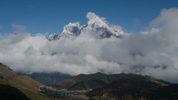 Movimiento Nubes Sobre Montaña Kangtega — Vídeo de stock