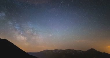 Samanyolu 'nun zaman akışı ve yaz gecesindeki yıldızlar Alpler' in üzerinde dönüyor. 