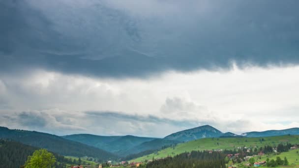 Tiden Förfaller Blå Himmel Med Moln Över Berget — Stockvideo