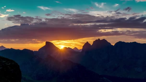 Время Восхода Солнца Плавающих Облаков Над Норвежскими Островами Горами — стоковое видео