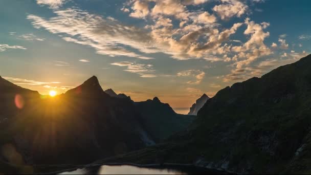 Coucher Soleil Nuages Flottants Dessus Des Îles Des Montagnes Norvège — Video