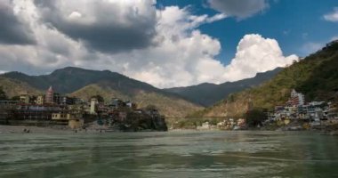 Rishikesh 'te zaman kaybı, Hindistan' daki kutsal kasaba ve seyahat merkezi.