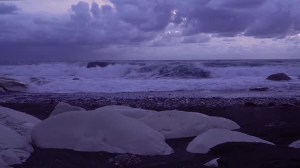 Dalga Çarpan Kayalar Kıyısı — Stok video