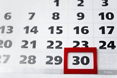 Takvimi kırmızı plastik çerçeveli 30 Nisan 'da kapat