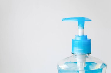 Mavi kapaklı plastik şişeyi kapat. Mavi şeker kutulu sıvı sabun kabı