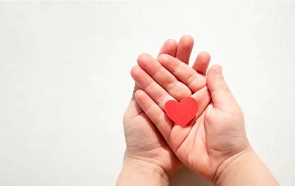 Κόκκινη Καρδιά Κόβεται Από Χαρτί Στα Χέρια Ενός Παιδιού Λευκό — Φωτογραφία Αρχείου