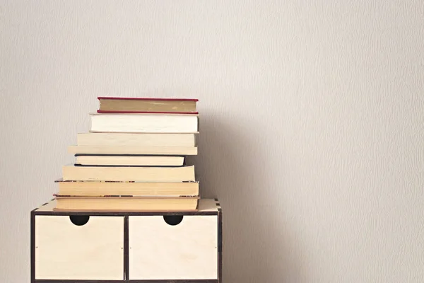 Kopya alanı olan ahşap çekmecelerde yığınla eski kitap.