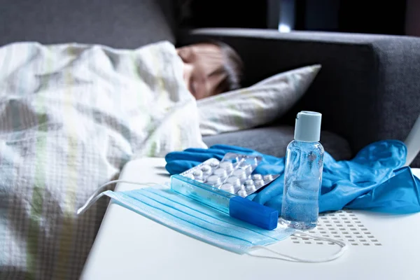 Enfant Malade Couvert Une Couverture Est Couché Dans Lit Côté Image En Vente