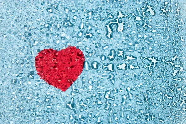 Κόκκινη Καρδιά Κάτω Από Νερό Σταγόνες Γυαλί Μπλε Φόντο Αντίγραφο — Φωτογραφία Αρχείου