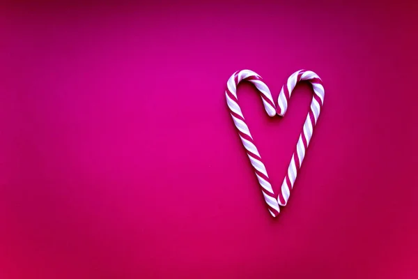 Coração Caramelo Vermelho Fundo Rosa Com Espaço Cópia Conceito Dia — Fotografia de Stock