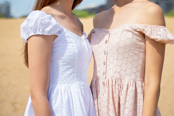 Großaufnahme Zweier Mädchen Sommerkleidern Vor Dem Hintergrund Des Strandes Einem — Stockfoto