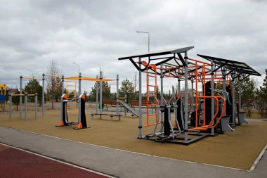 Eğitim için açık spor aletleri.