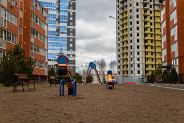 Evlerin arasındaki açık havada oyun alanı boş.