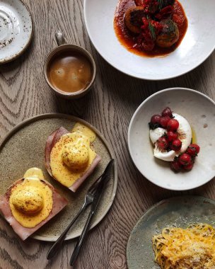 Lokantada kahve, yumurta, Benedict ve taze İtalyan burrata ile servis edilen nefis kahvaltı.