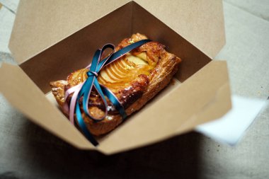 Covid-19 salgını sırasında pasta teslimatı Londra 'da kilit altında.