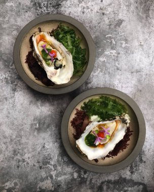 Pahalı bir deniz ürünleri restoranında taze istiridye servisi çok güzel. 