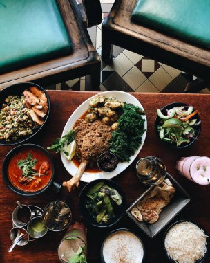 Kısık ateşte kızartılmış kuzu eti Hint usulü köri, salata ve kokteylli Noel ziyafeti. 