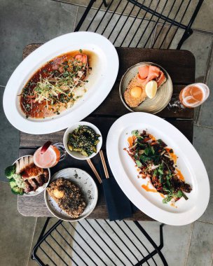 Pişmiş ıstakoz, yumurta, susamlı tost ve kokteyl ile nefis deniz ürünleri brunch 'ı.