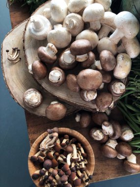 Çiftçi pazarında yenebilir taze mantarlar.