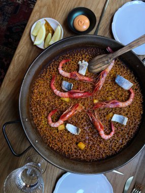 Geleneksel İspanyol deniz ürünleri restoranında lezzetli kral karides paella. 