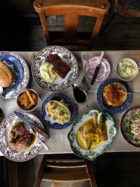 İngiliz mutfağı ızgara balık, turta, tavuk, patates püresi, patates kızartması ve sos ile ziyafet veriyor.