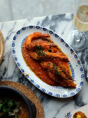 Domates soslu dev kral karideslerinin lezzetli tarifi.