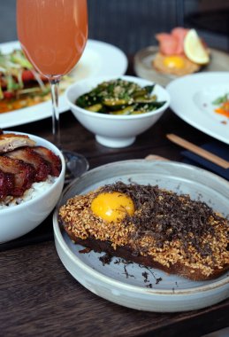 Susamlı, mantarlı ve yumurtalı tostlu nefis kahvaltı.