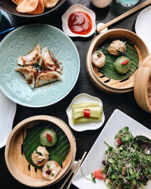 Lezzetli Çin yemekleri, hamur tatlısı, Dim Sum, çıtır ördek salatası ve soslar.