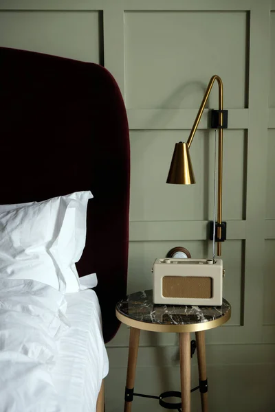 Acogedor Hotel Dormitorio Interior Minimalista Con Radio Pantallas Oro Sábanas — Foto de Stock