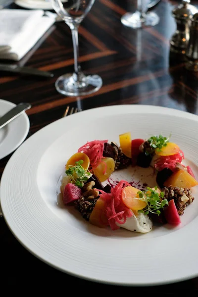 Vegeratisches Gericht Mit Karotten Und Roter Bete Wird Restaurant Mit Stockfoto