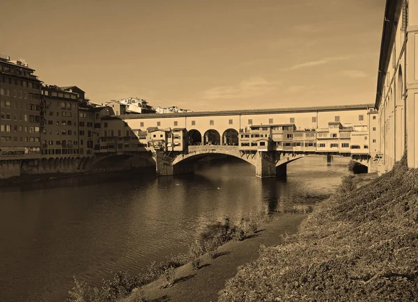 İtalya 'nın Floransa kentindeki Ponte Vecchio' nun klasik manzarası