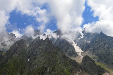 Bulutlu dağ manzarası, Osetya, Kafkasya, Rusya, Yaz.