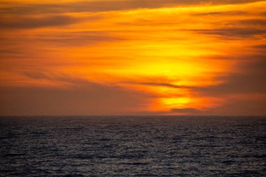 Yachat, Oregon 'dan Kuzey Pasifik Okyanusu günbatımı, Ağustos' ta yatay